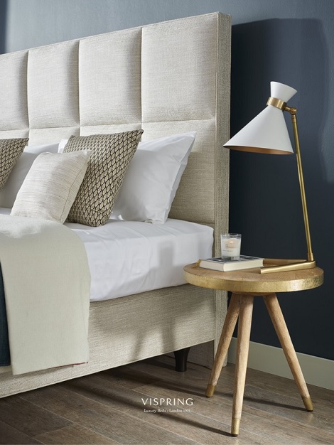 Vispring boxspring hoofdbord Atlas, groot blok dessin,stof off white, divan, poot wenge,matras Devonshire,lamp met goud,tafel hout